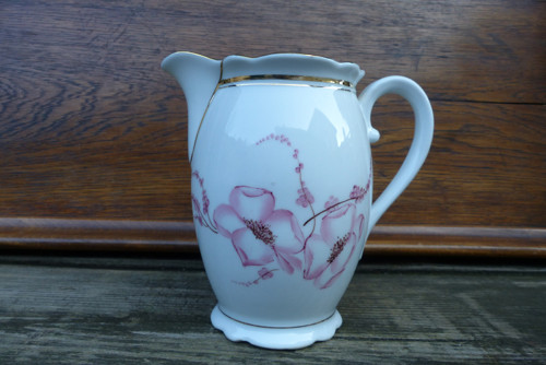 Květy popínavé...porcelánová mléčenka, ruční malba