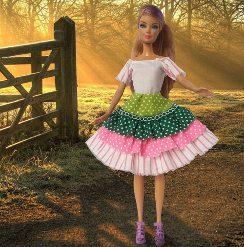 Barevné šatičky pro Barbie v různých kombinacích