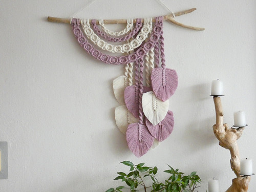 Závěsná macramé dekorace růžová s pírky
