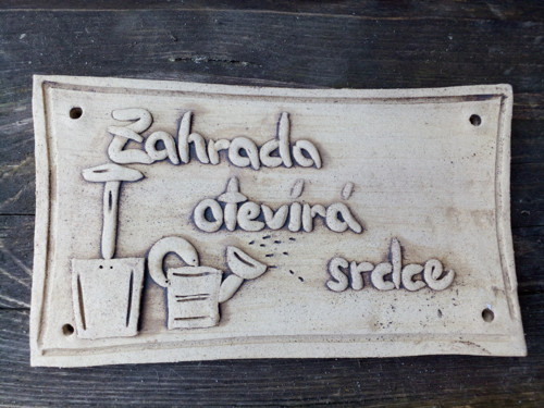 Světlá cedulka.