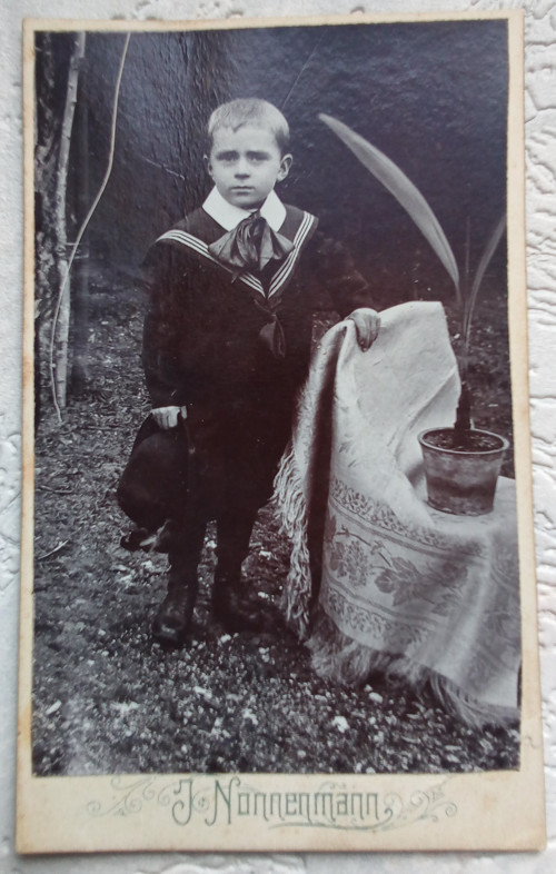 Stará fotografie chlapečka v námořnickém oblečku