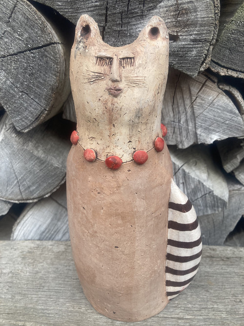 Kočka s červenými korálky — foto 1