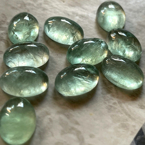 Zelený fluorit kabošon ovál / 14x10 mm