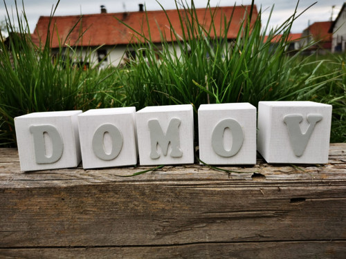 Dřevěné kostičky s nápisem DOMOV