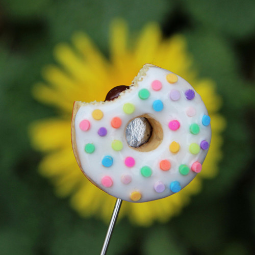 Barevný donut nakousnutý (fimo brož-špendlík)