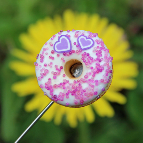 Donut s fial.srdíčky (fimo brož-špendlík)