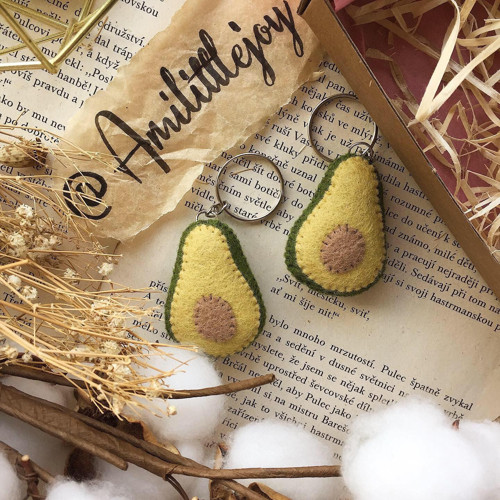 Avocado - přívěsek v dárkovém balení s písmenkem