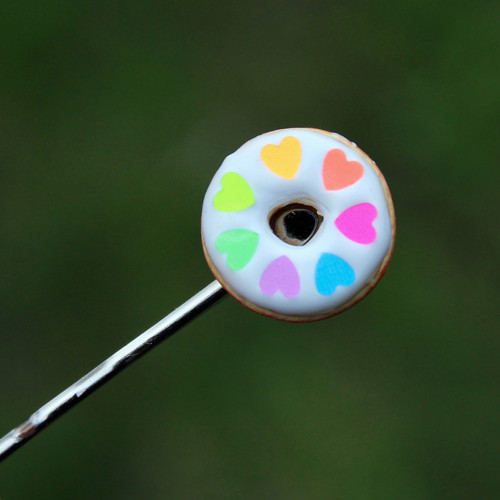 Donut s duhovými srdíčky, sponka — foto 1