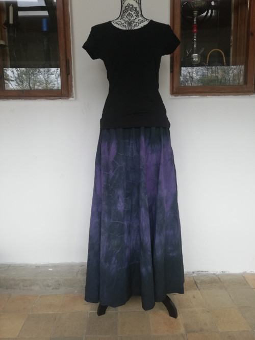 Dlouhá batikovaná sukně — foto 1