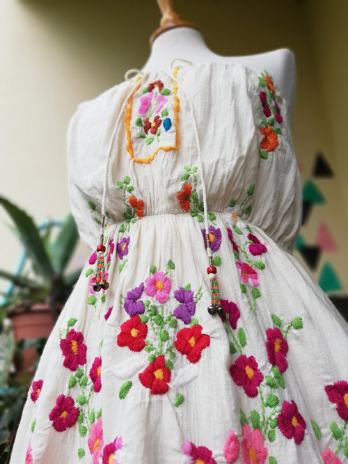 Šaty vyšívané folklórní — foto 1