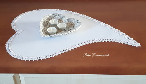 Prostírání ve tvaru srdce s krajkou.