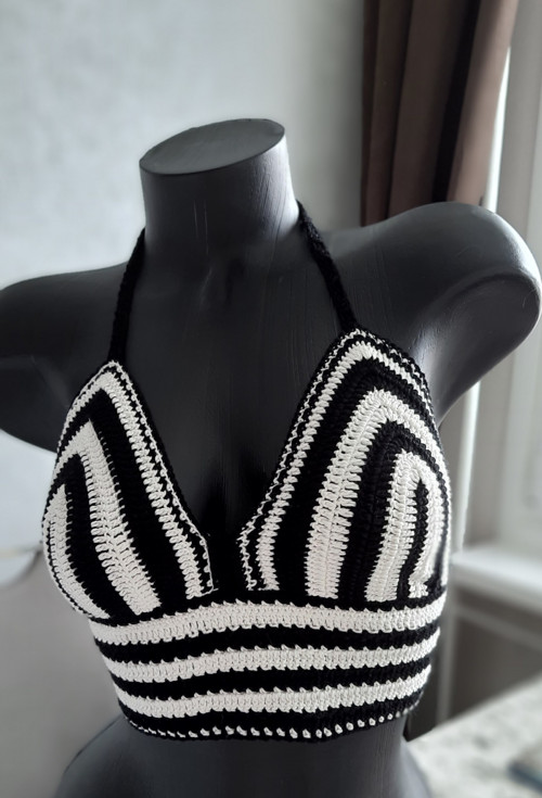 Háčkovaný černo-bílý crop-top .