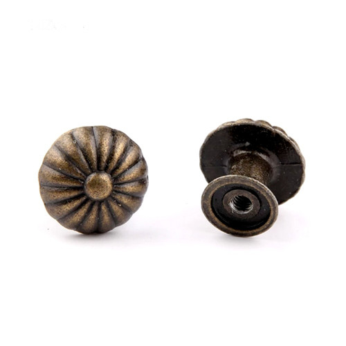 Kovové ozdobné úchytky 18x17mm, bronz