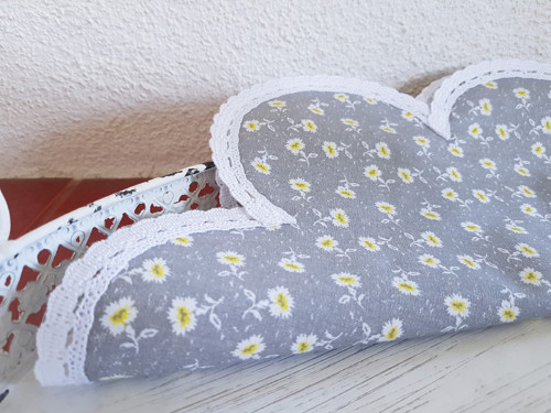 Prostírání ve tvaru květiny s aplikací bílé kraj.