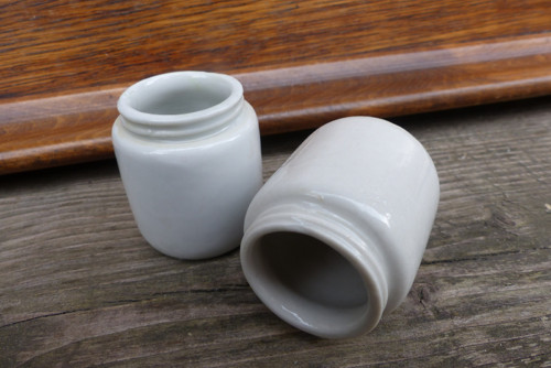 Dvě malé porcelánové nádobky, dózičky
