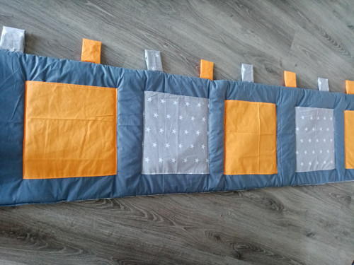 Kapsář / mantinel na zeď "oranžový "