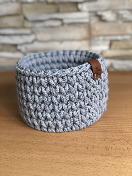 Háčkovaný košíček kulatý 15cm šedý