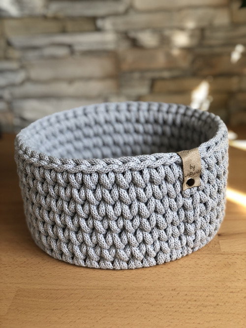 Háčkovaný košík kulatý 20cm šedý