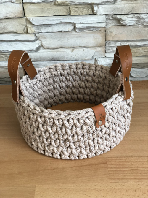 Háčkovaný košík s oušky 20cm béžový
