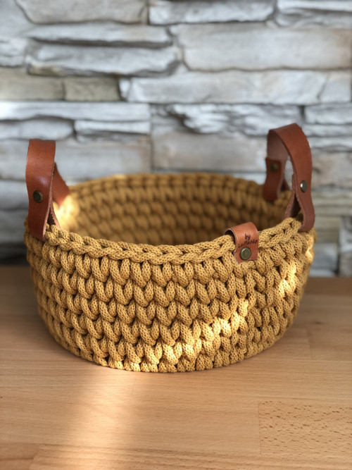 Háčkovaný košík s oušky 20cm hořčice