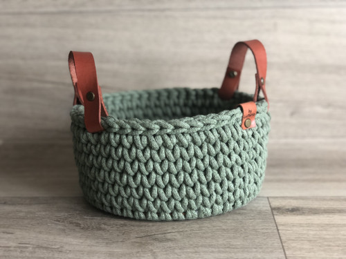 Háčkovaný košík s oušky 20cm šalvějový
