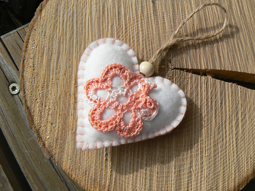 Srdíčko s háčkovanou kytičkou...