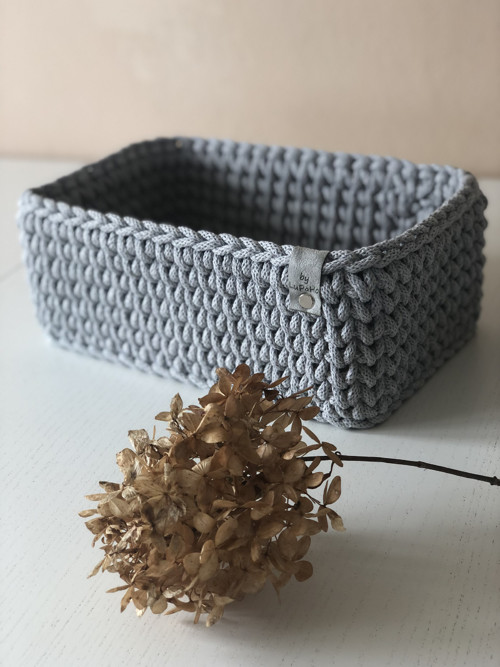 Háčkovaný obdélníkový košík 25x15cm šedý