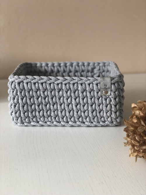 Háčkovaný obdélníkový košík 20x15cm šedý