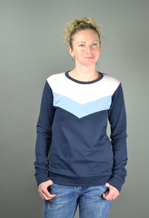 Tříbarevná mikina — foto 1