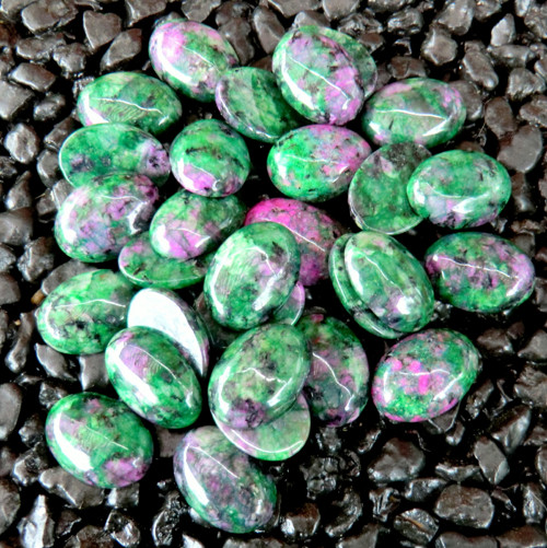 Rubín ve Fuchsitu * kabošon 18 x 13 mm