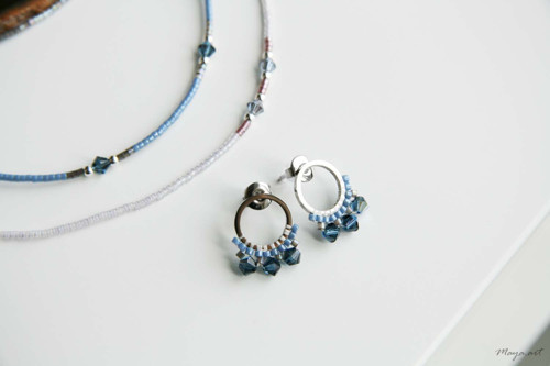Modré šité náušnice STITCHED EARRINGS se SWAROVSKI