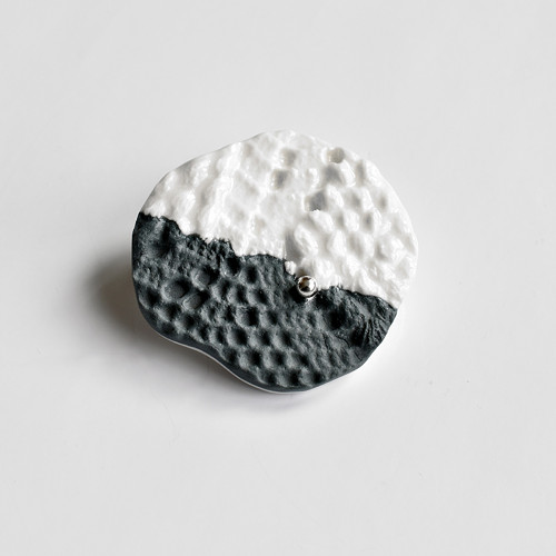 Porcelánová brož - Kontrasty — foto 1
