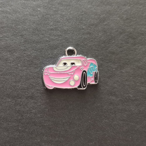 Smaltovaný přívěšek auto