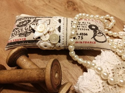 Lněný vintage jehelníček - šicí potřeby s knoflíky