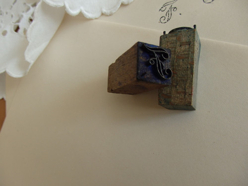 Monogram "F" - razítko na látku — foto 1