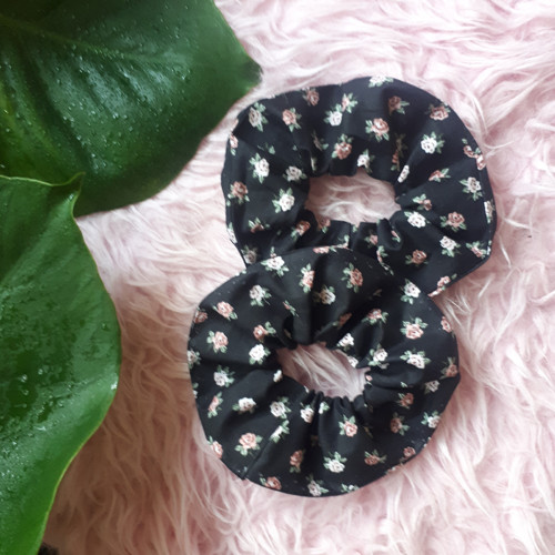 Scrunchie černá gumička do vlasů s růžičkama — foto 1