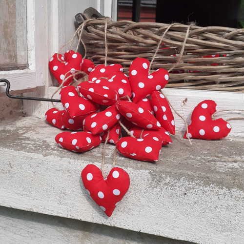Srdíčka - červená s puntíky — foto 1