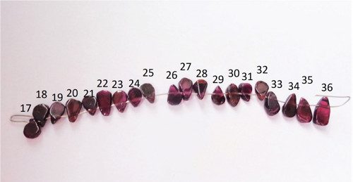 Granát vrtaná kapka cca 8-9 x 5 mm / 1 kus