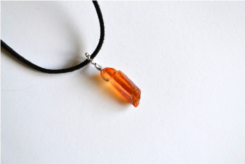Jednoduchý minerál - Křišťál oranžový - krystal