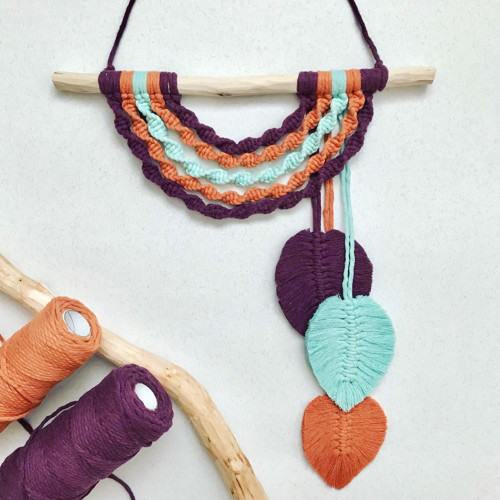 Závěsná macrame dekorace - obrácená duha