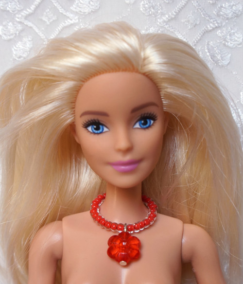 Náhrdelník pro Barbie s kytičkou — foto 1