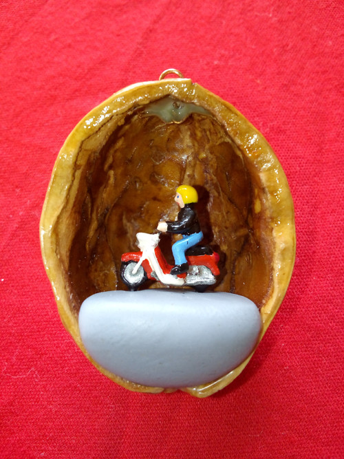 Jawa Pionýr, červený, žlutá přilba