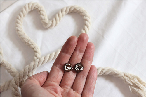 Drevené maľované náušnice Love — foto 1
