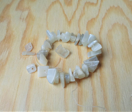 Měsíční kámen vrtané zlomky / 10cm