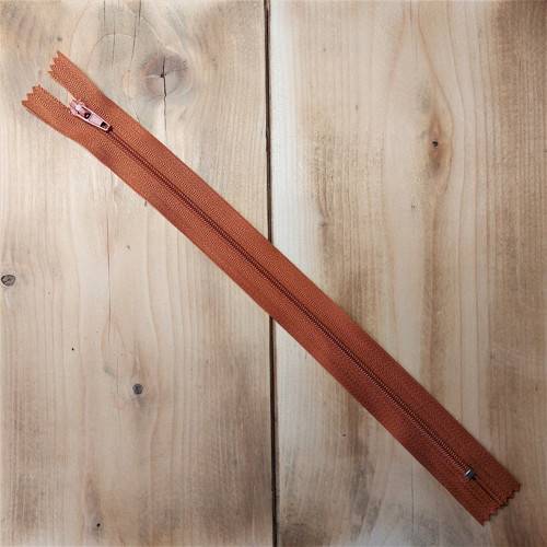 Zip 3 mm nedělitelný 25 cm červenohnědý