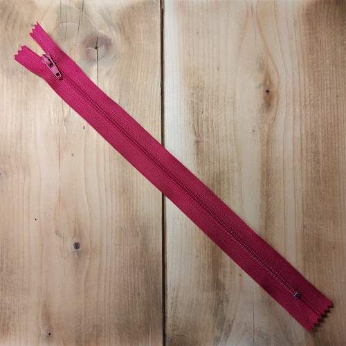 Zip 3 mm nedělitelný 25 cm nachová červeň