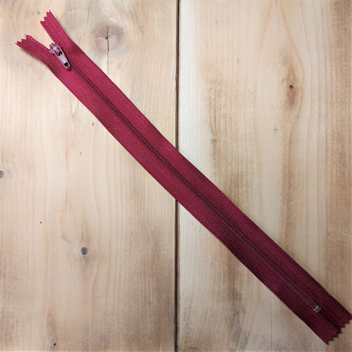 Zip 3 mm nedělitelný 25 cm tmavě červený