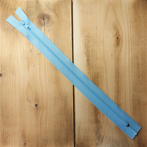 Zip 3 mm nedělitelný 25 cm světle modrý