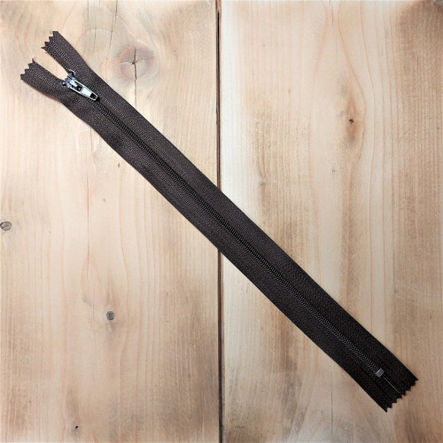 Zip 3 mm nedělitelný 25 cm tmavě hnědý
