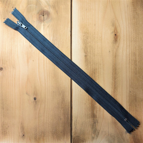 Zip 3 mm nedělitelný 25 cm tmavě šedý